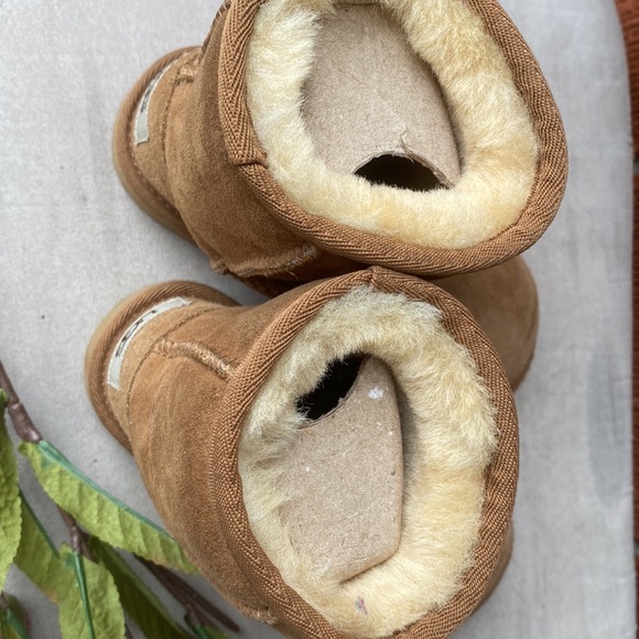 UGG Boots for Kids - Picture 7 of 10